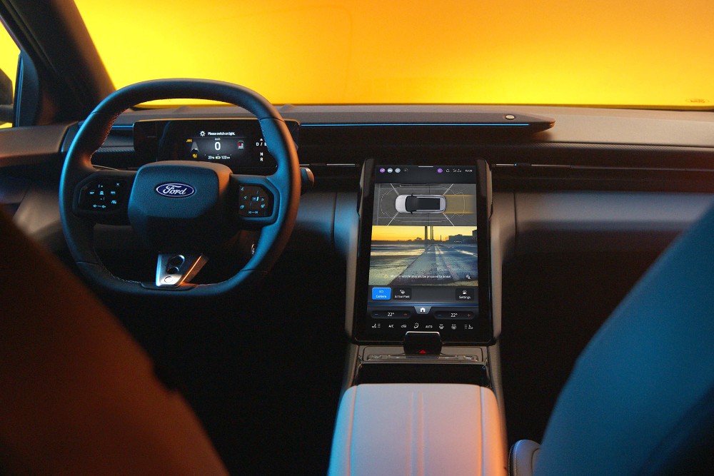 Habitacle de la Ford Capri 100 % électrique, montrant le volant et l’écran tactile SYNC Move.
