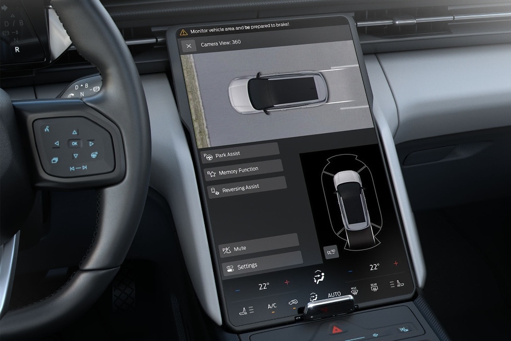 Gros plan de l’écran tactile SYNC dans la Ford Explorer, affichant l’utilisation de la caméra 360°.