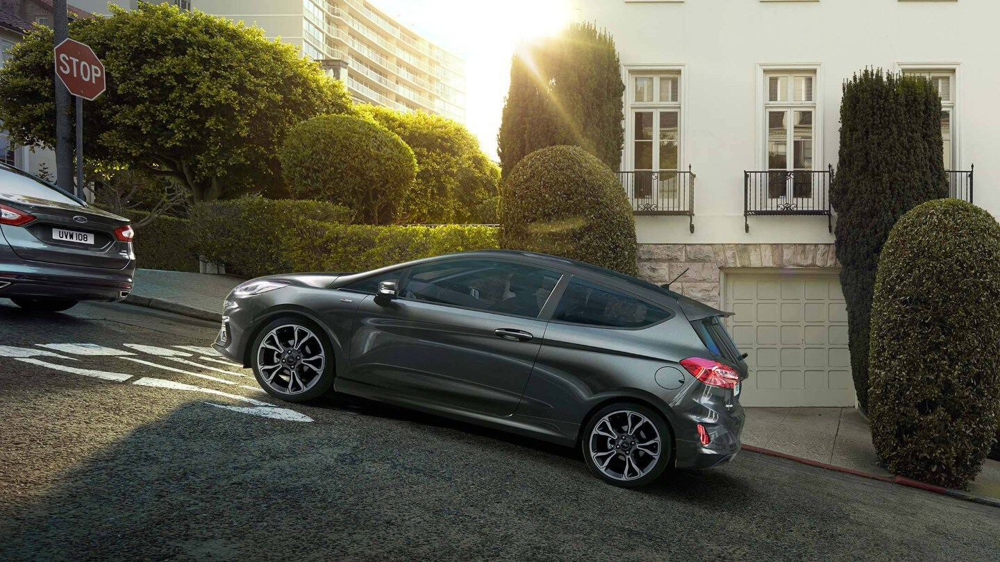 Vue latérale de la Ford Fiesta sur une route en pente