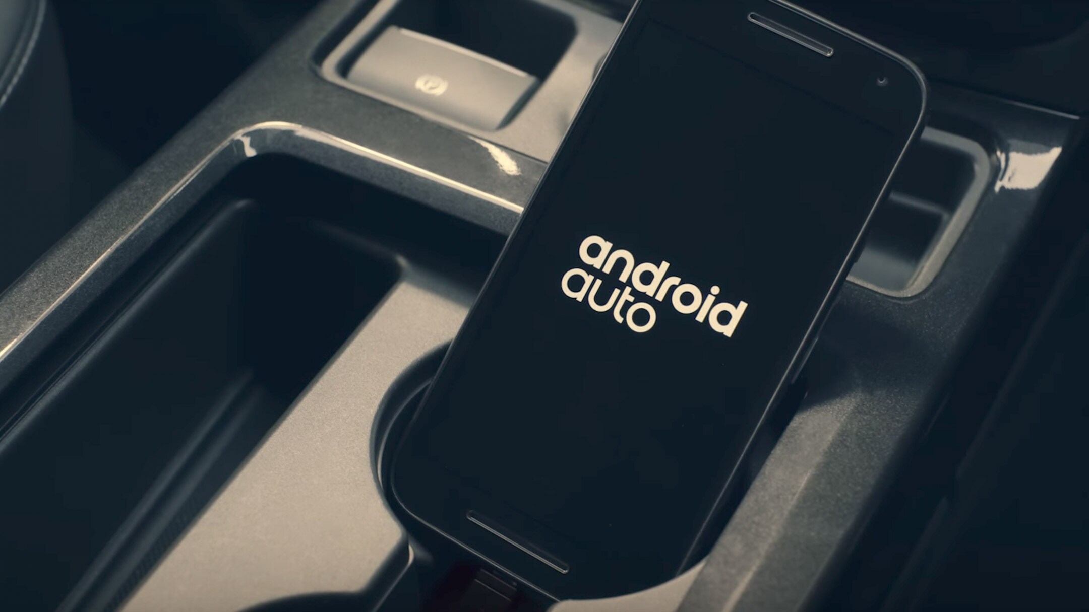 Un téléphone mobile affichant Android Auto. 
