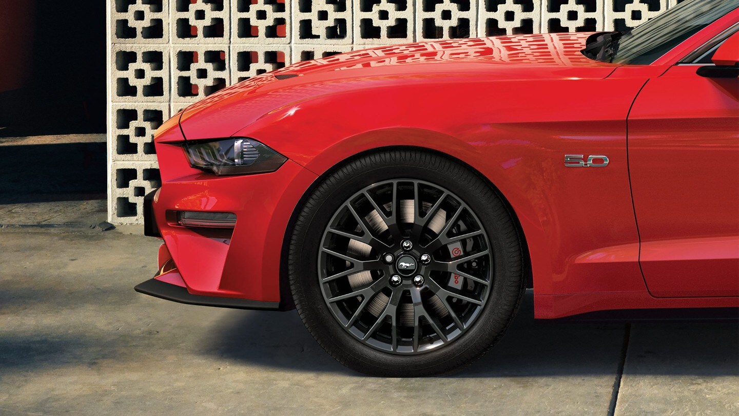 Vue latérale de la Ford Mustang.