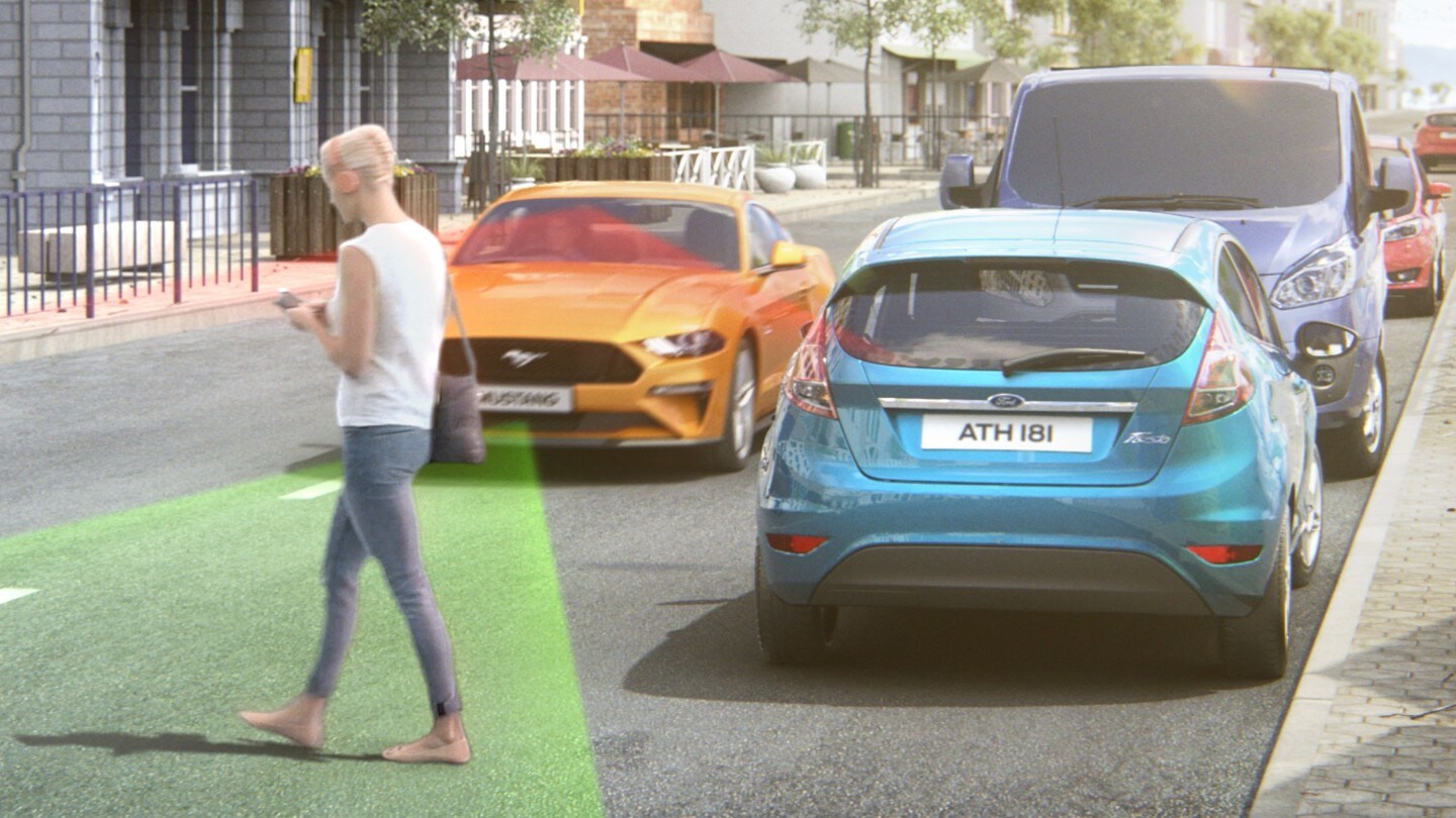 La Ford Mustang détectant un piéton sur la route.
