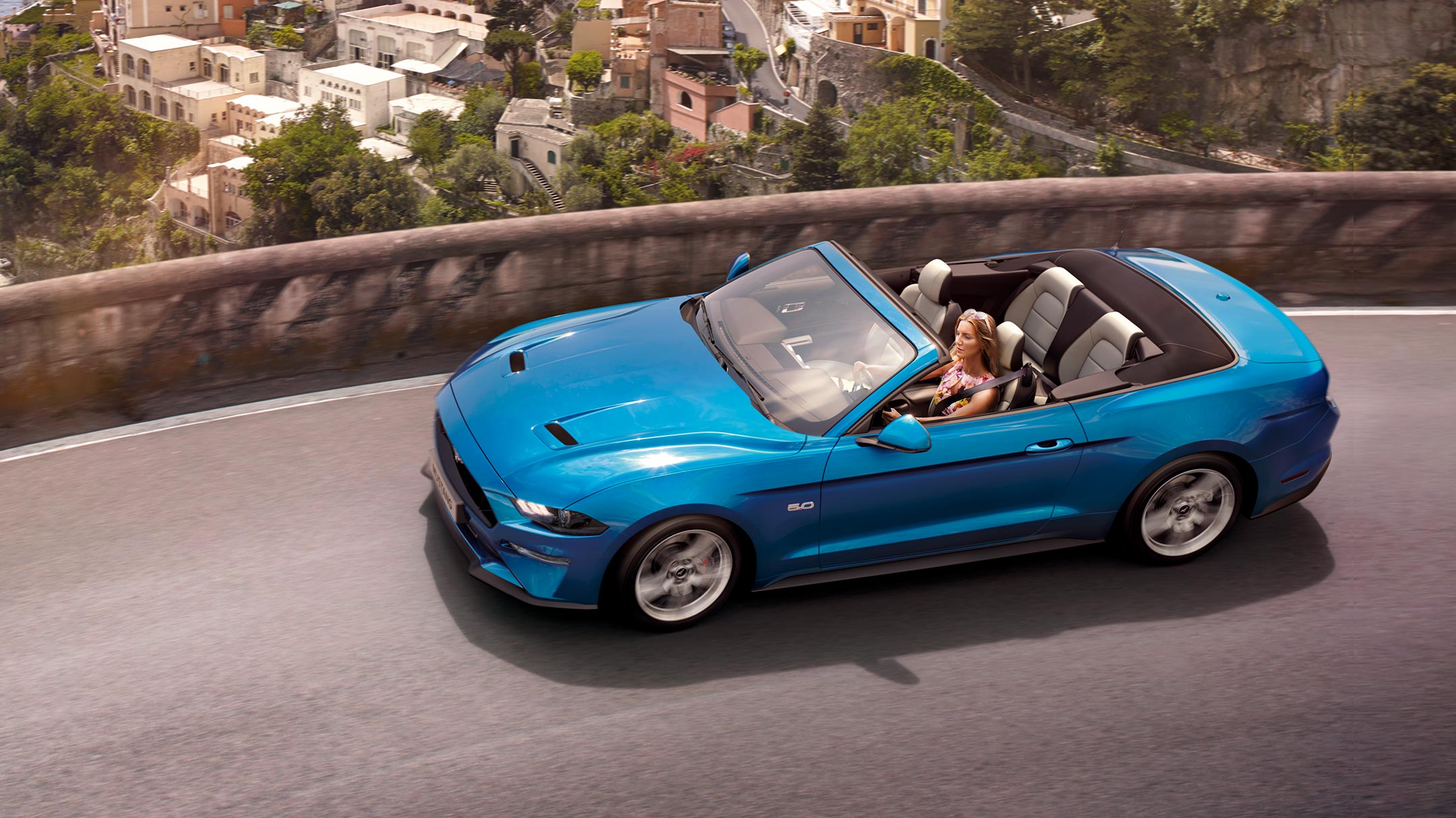 La Ford Mustang GT roulant sur la route.