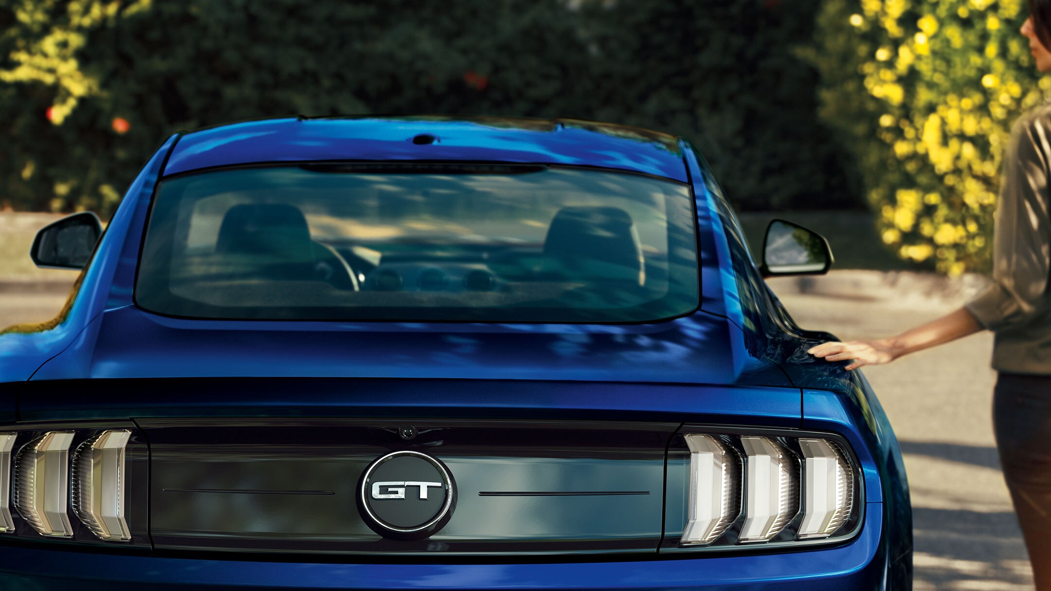 Gros plan de l'arrière de la Ford Mustang GT.