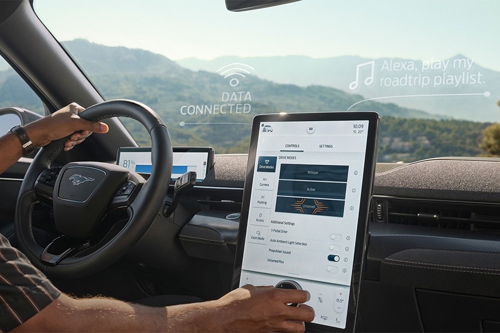 Le conducteur utilise le large écran SYNC 4 15.5'' d'une Ford Mustang Mach-E.