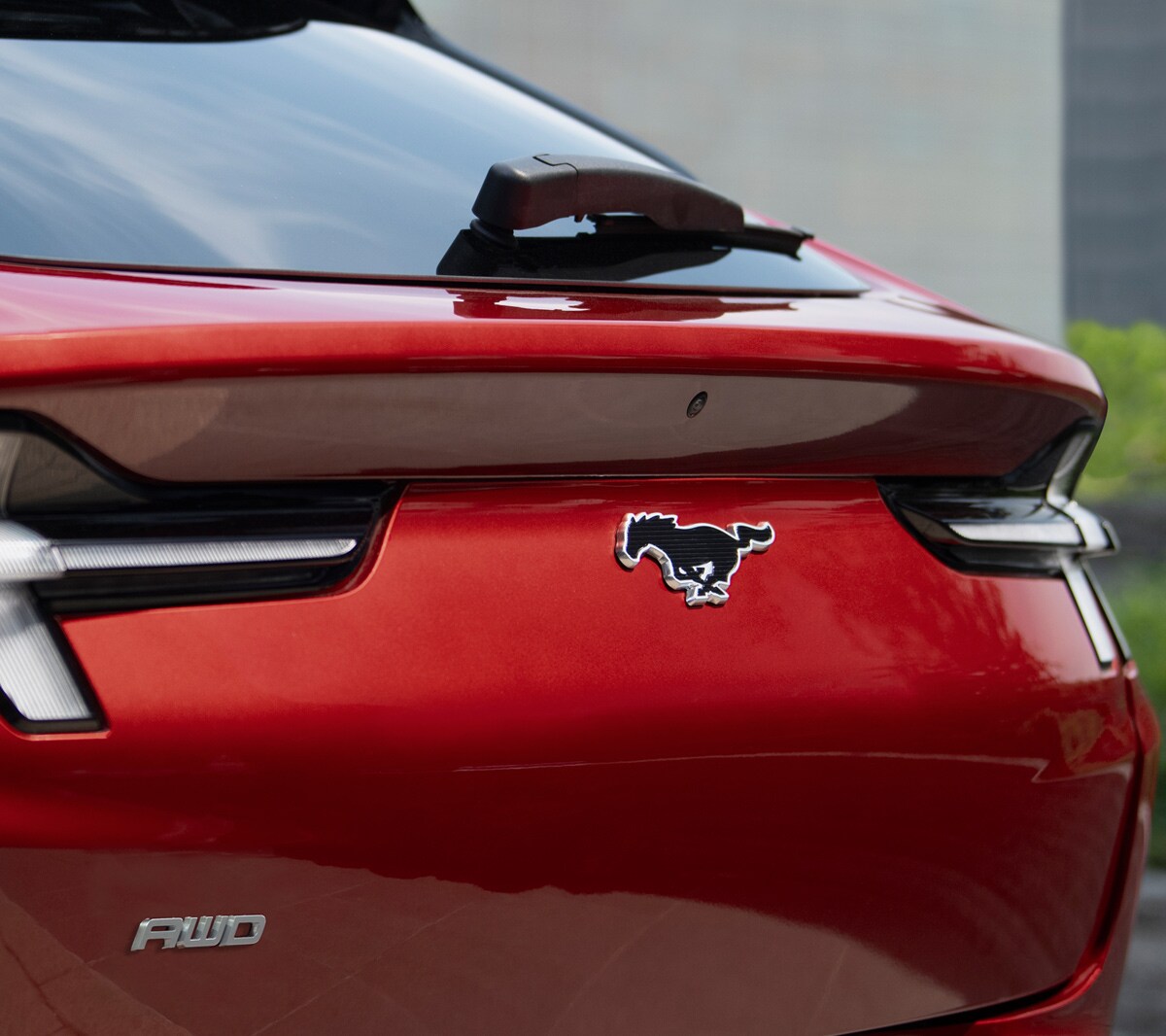 Gros plan sur le logo "Pony" arrière de la Ford Mustang Mach-E.