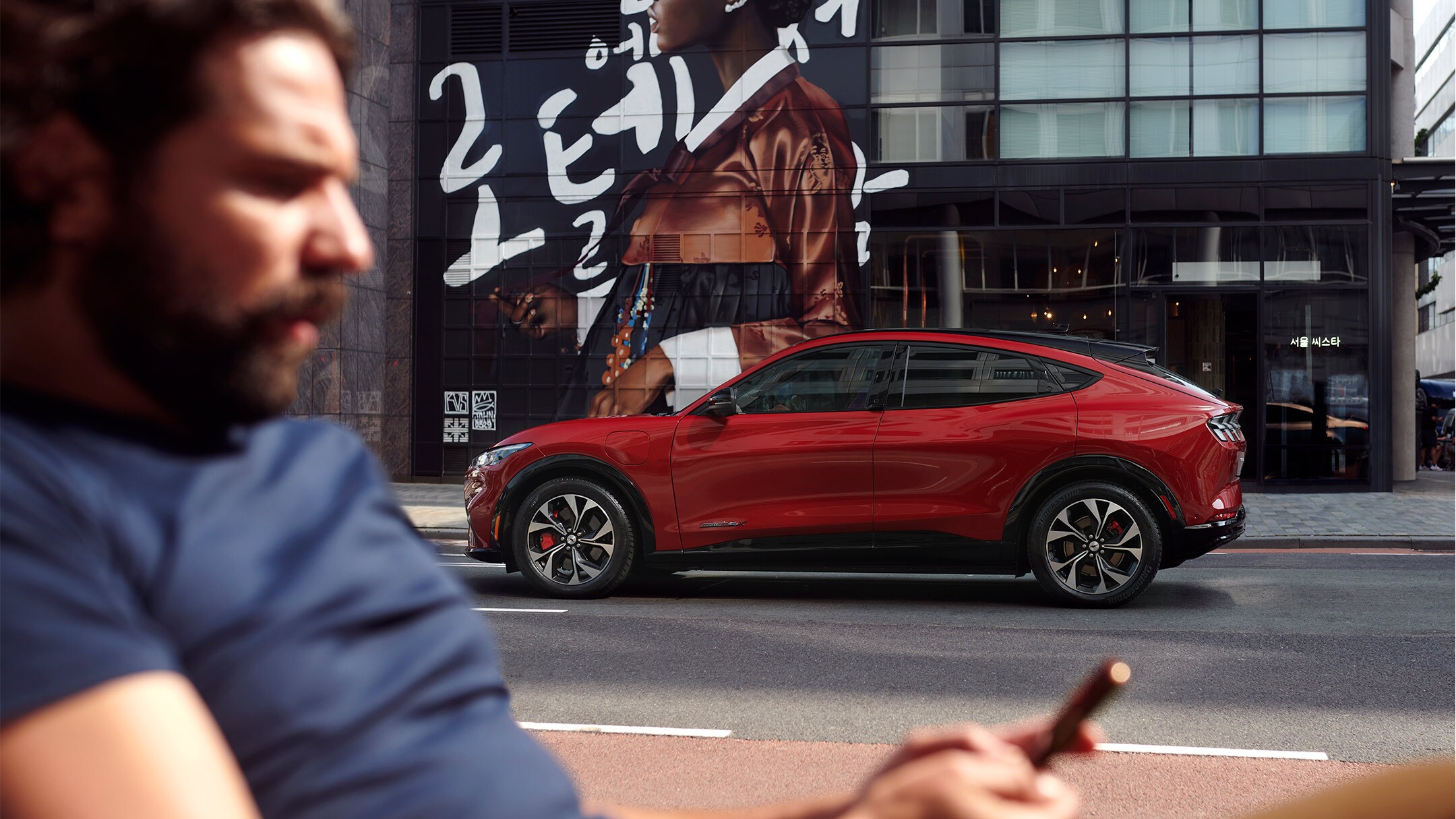 Un homme utilisant l'application FordPass sur son téléphone.