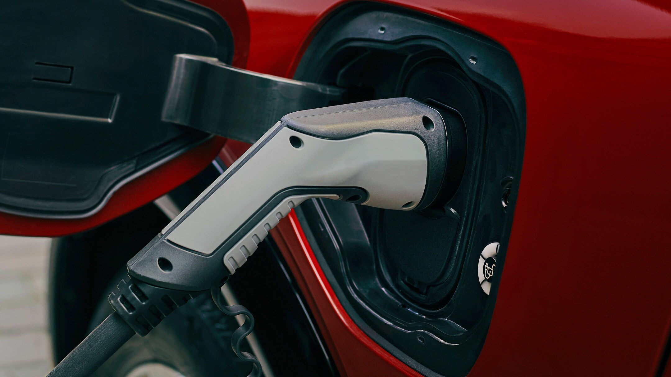Gros plan sur le câbe rechargeant la Ford Mustang Mach-E.
