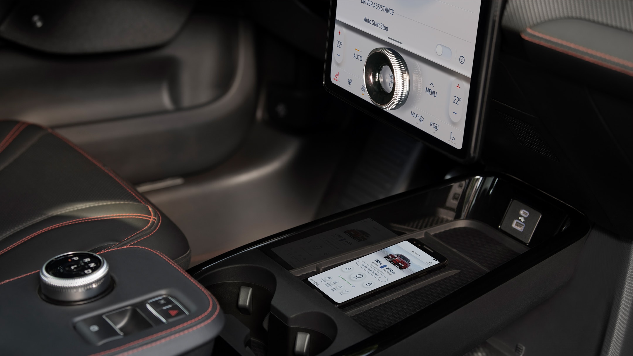 Vue de la recharge sans fil à l'intérieur de la Ford Mustang Mach-E.