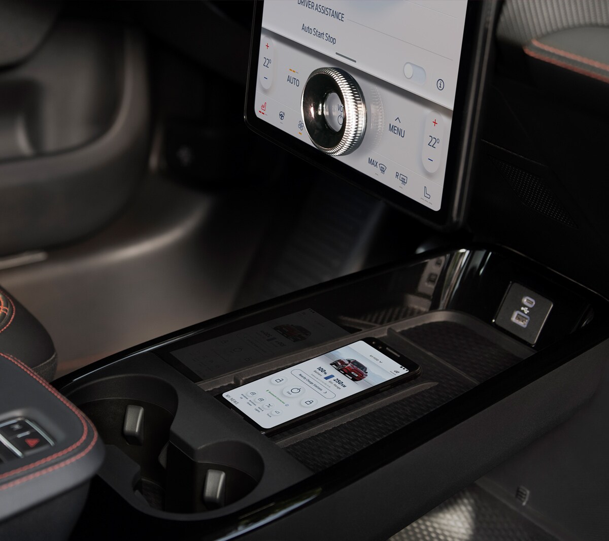 Vue de la recharge sans fil à l'intérieur de la Ford Mustang Mach-E.