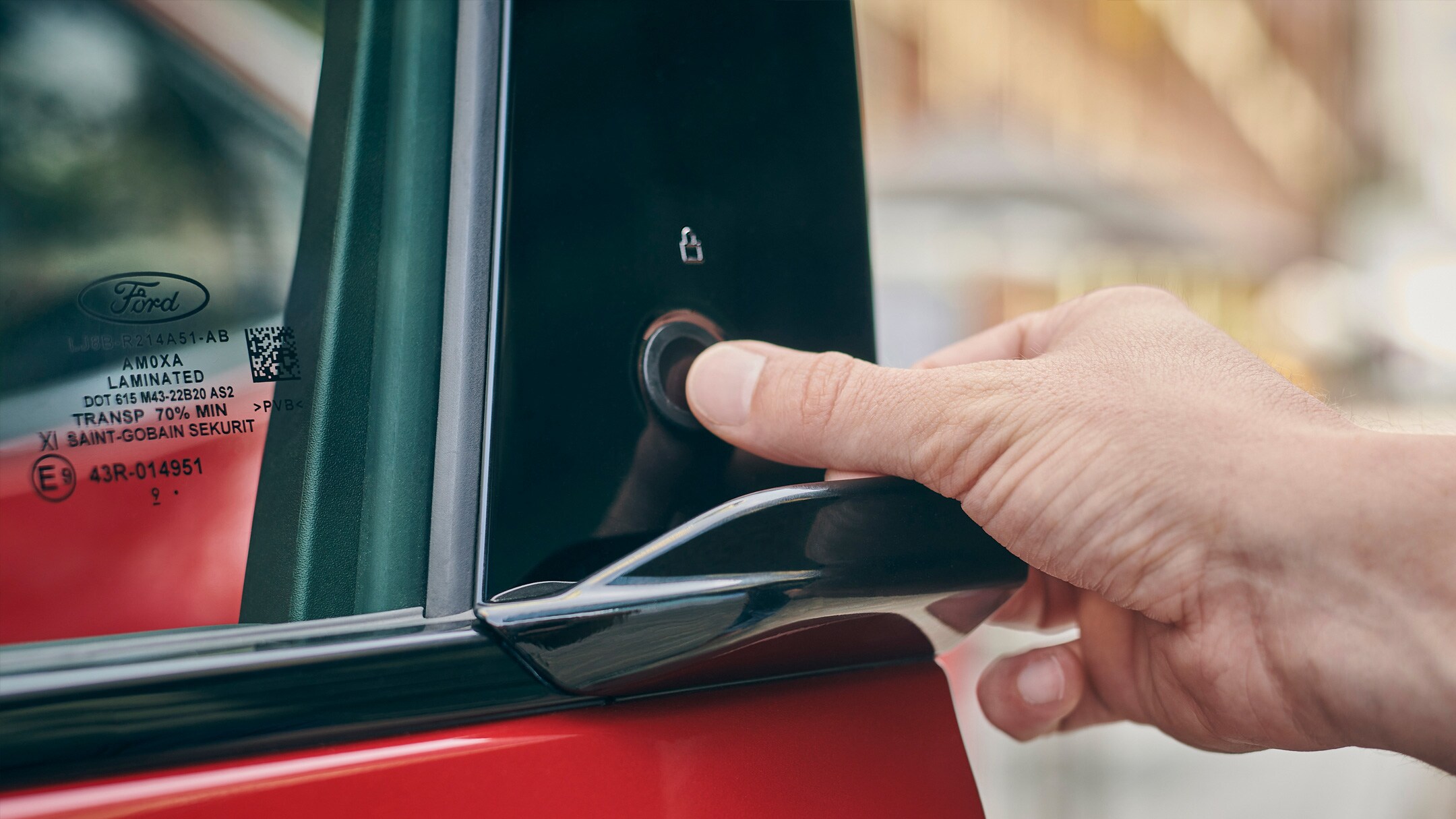Le système sécurisé d'ouverture des portes de la Ford Mustang Mach-E.
