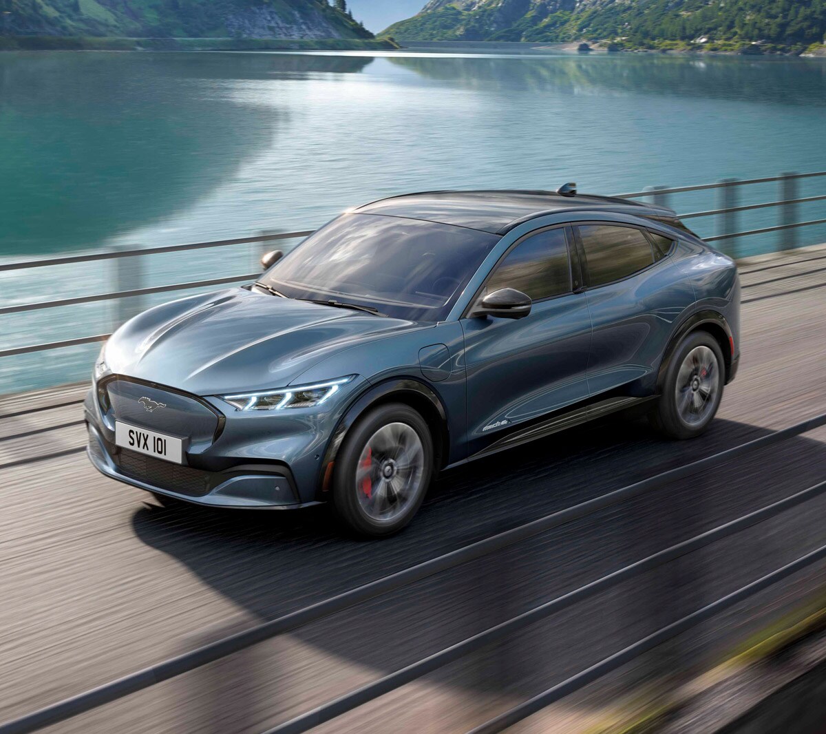 La Ford Mustang Mach-E longeant un lac de montagne.