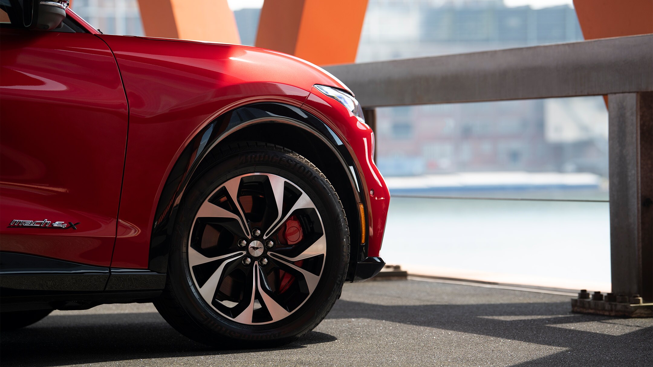 Gros plan sur la roue de la Ford Mustang Mach-E.