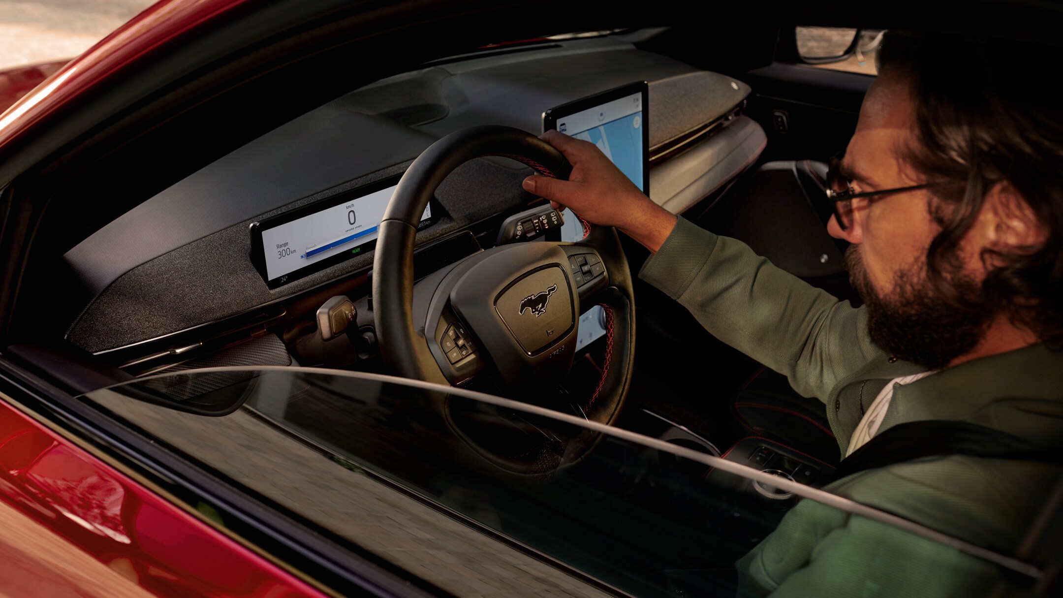 Vue d'un conducteur et du volant à l'intérieur de la Ford Mustang Mach-E.