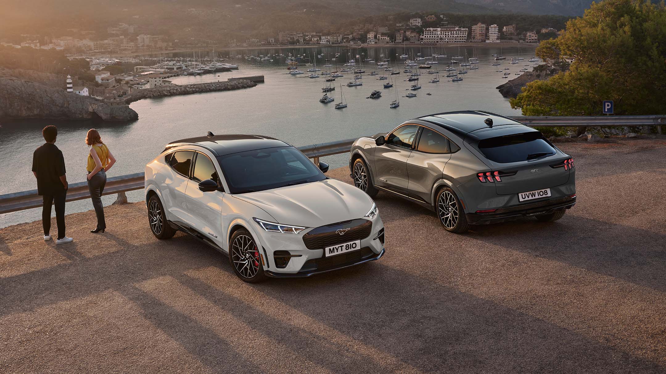 Deux Mustang Mach-E GT à proximité d’un port.
