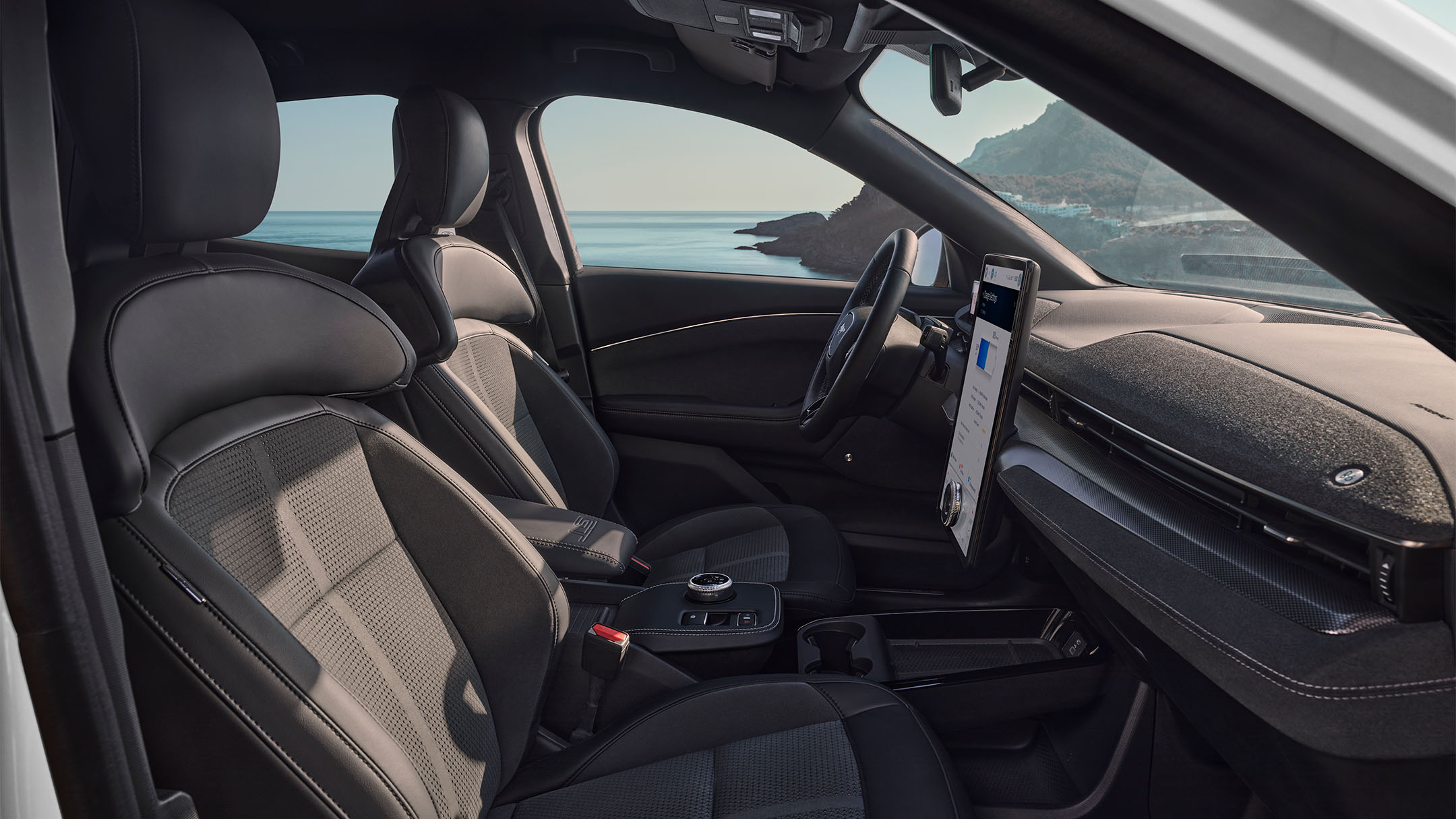 Vue intérieur de la Ford Mustang Mach-E avec sellerie Ford Performance