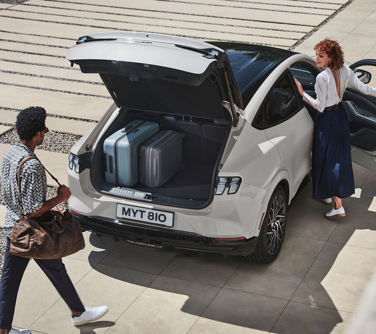 Vue extérieure de la Ford Mustang Mach-E avec hayon mains-libre