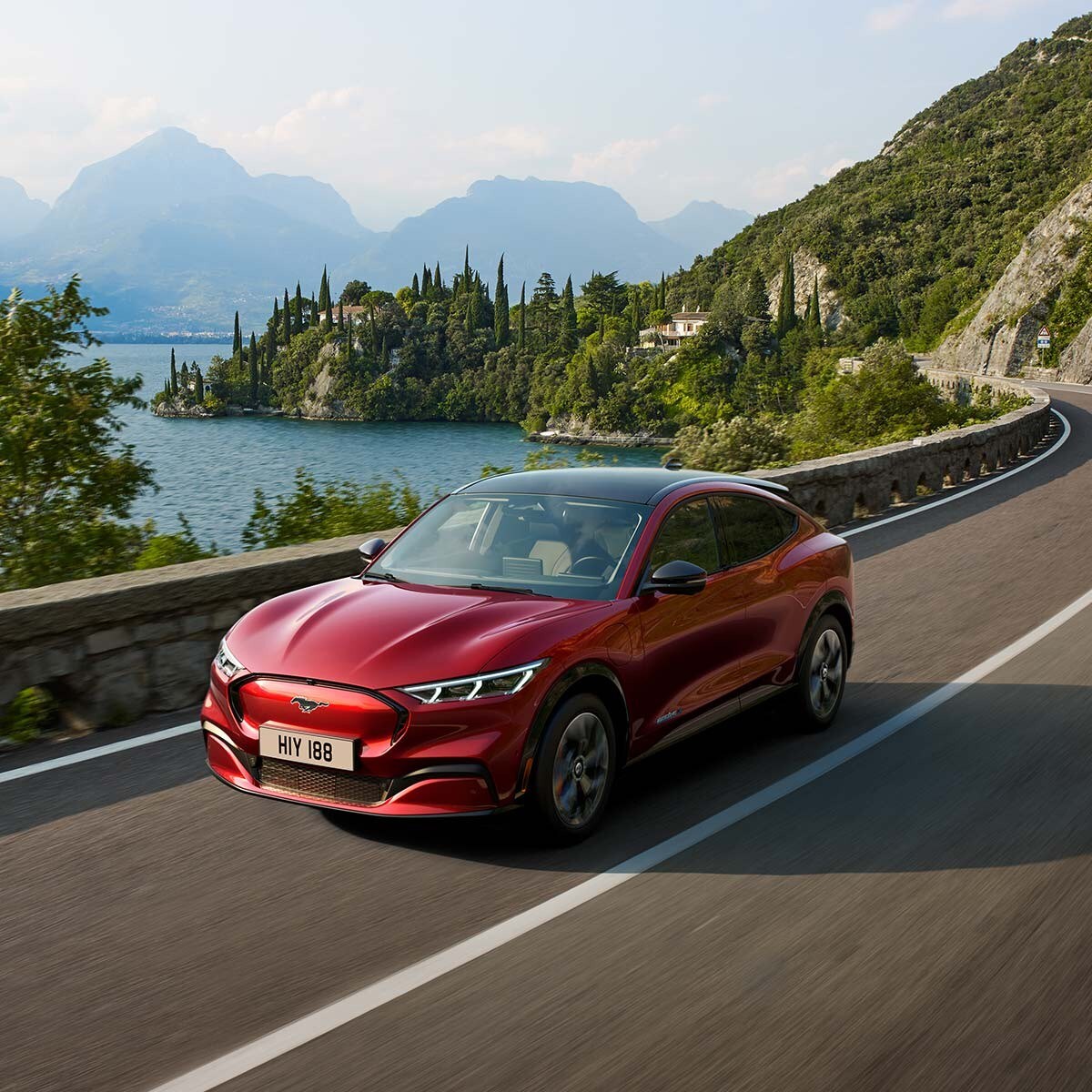 Nouvelle Ford Mustang Mach-E AWD roulant au bord d'un lac
