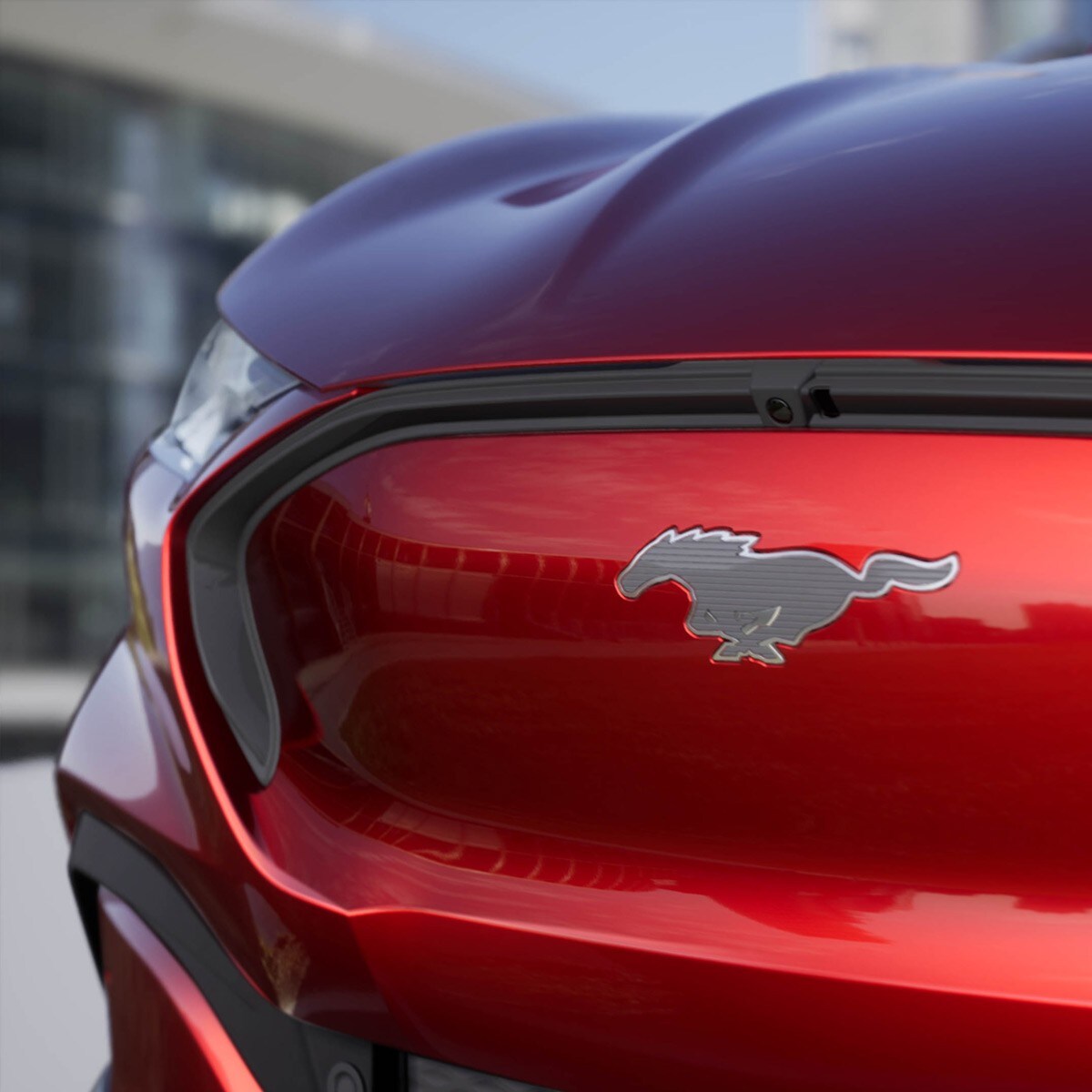 Zoom sur le badge "Pony" de la Nouvelle Ford Mustang Mach-E AWD