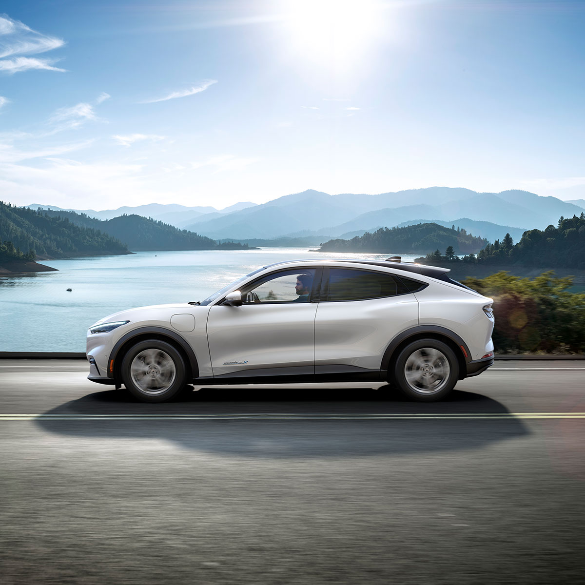 Nouvelle Ford Mustang Mach-E sur la route