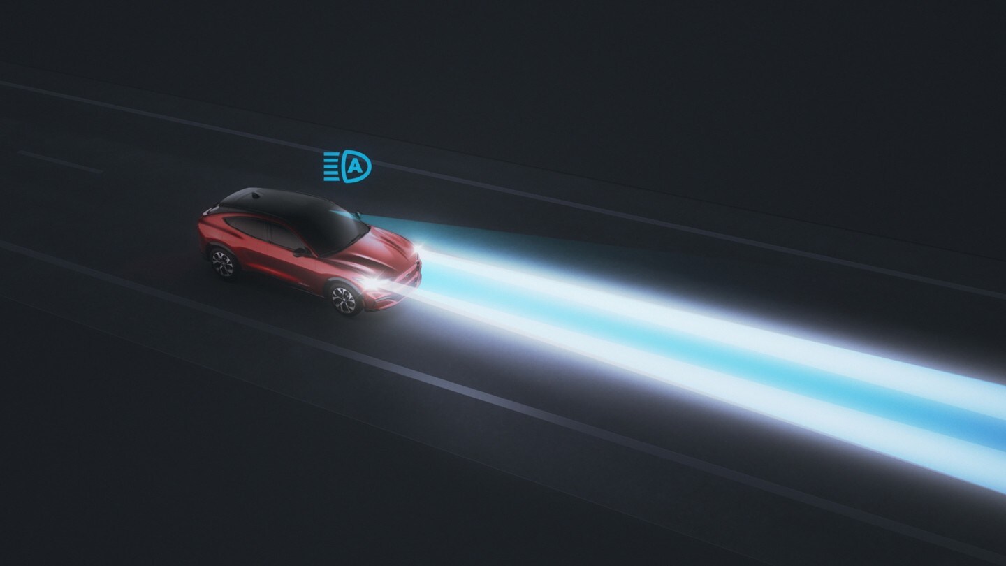 La Nouvelle Ford Mustang Mach-E roulant de nuit avec ses feux de route intelligents.