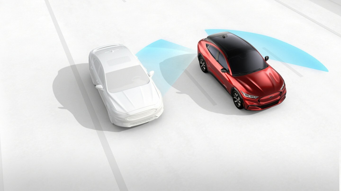 La Nouvelle Ford Mustang Mach-E repérant un véhicule dans l’angle mort grâce au BLIS (le système de surveillance des angles morts equipé d'une alerte pour les véhicules en approche)