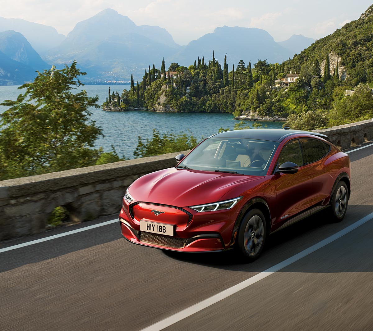 La Nouvelle Ford Mustang Mach-E longeant un lac de montagne.