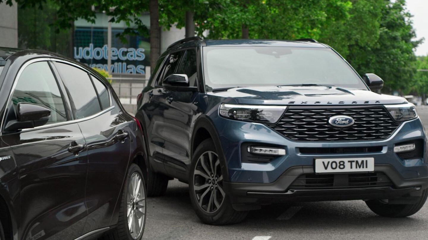 Le Ford Explorer garé à proximité d’un autre véhicule