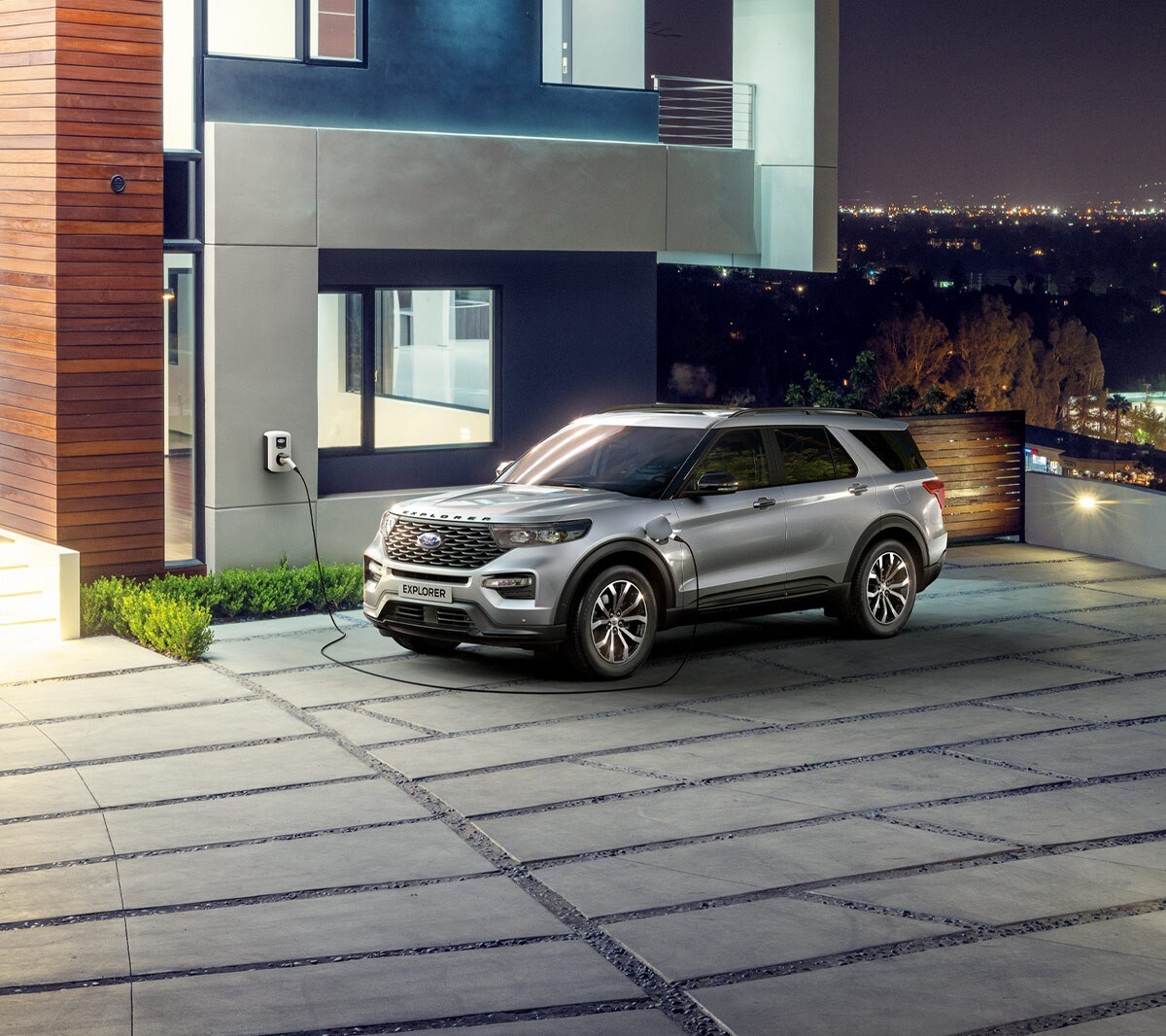 Vue latérale du Ford Explorer garé devant une maison.