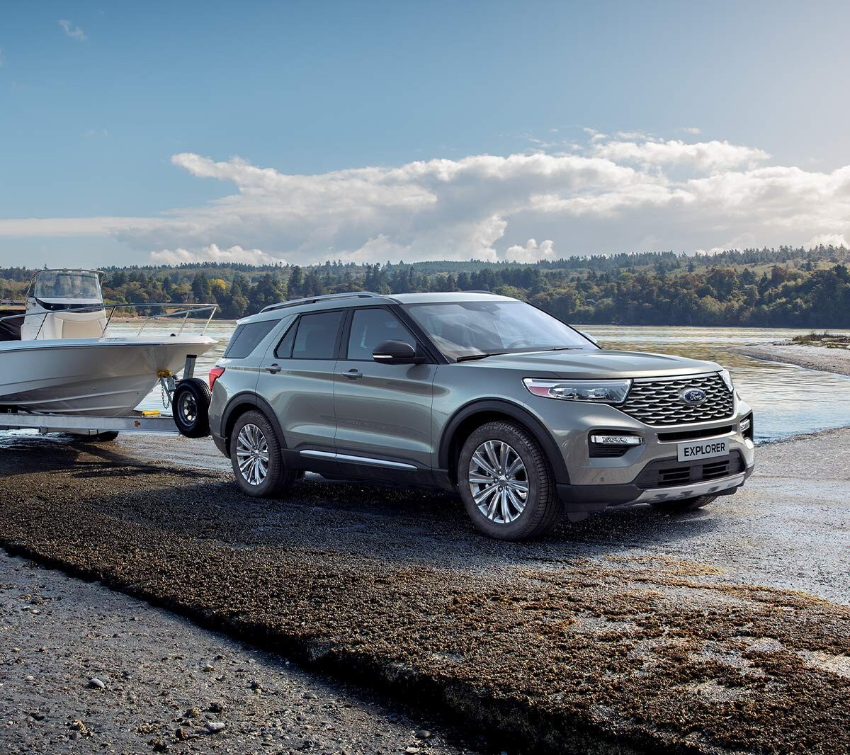 Le Ford Explorer tractant un bateau à proximité d’un lac.