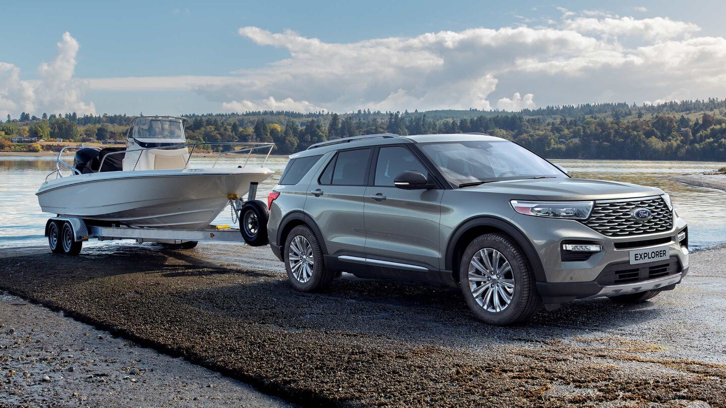 Le Ford Explorer tractant un bateau à proximité d’un lac. 