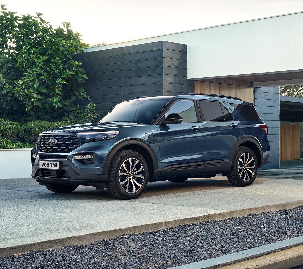 Le Ford Explorer PHEV garé devant une maison.