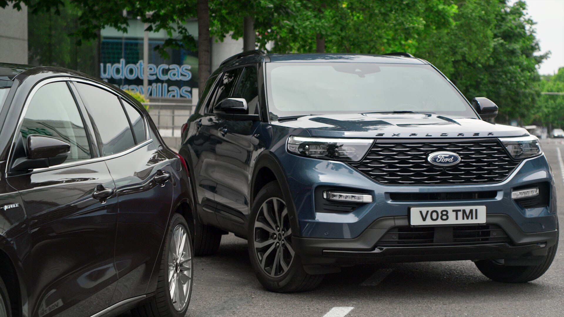 Le nouveau Ford Explorer a proximité d’un véhicule.