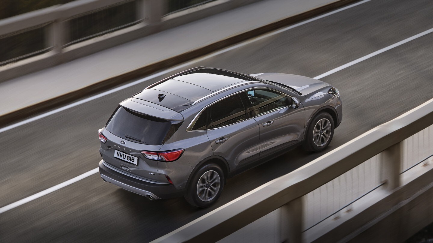 Ford Kuga roulant sur un pont.