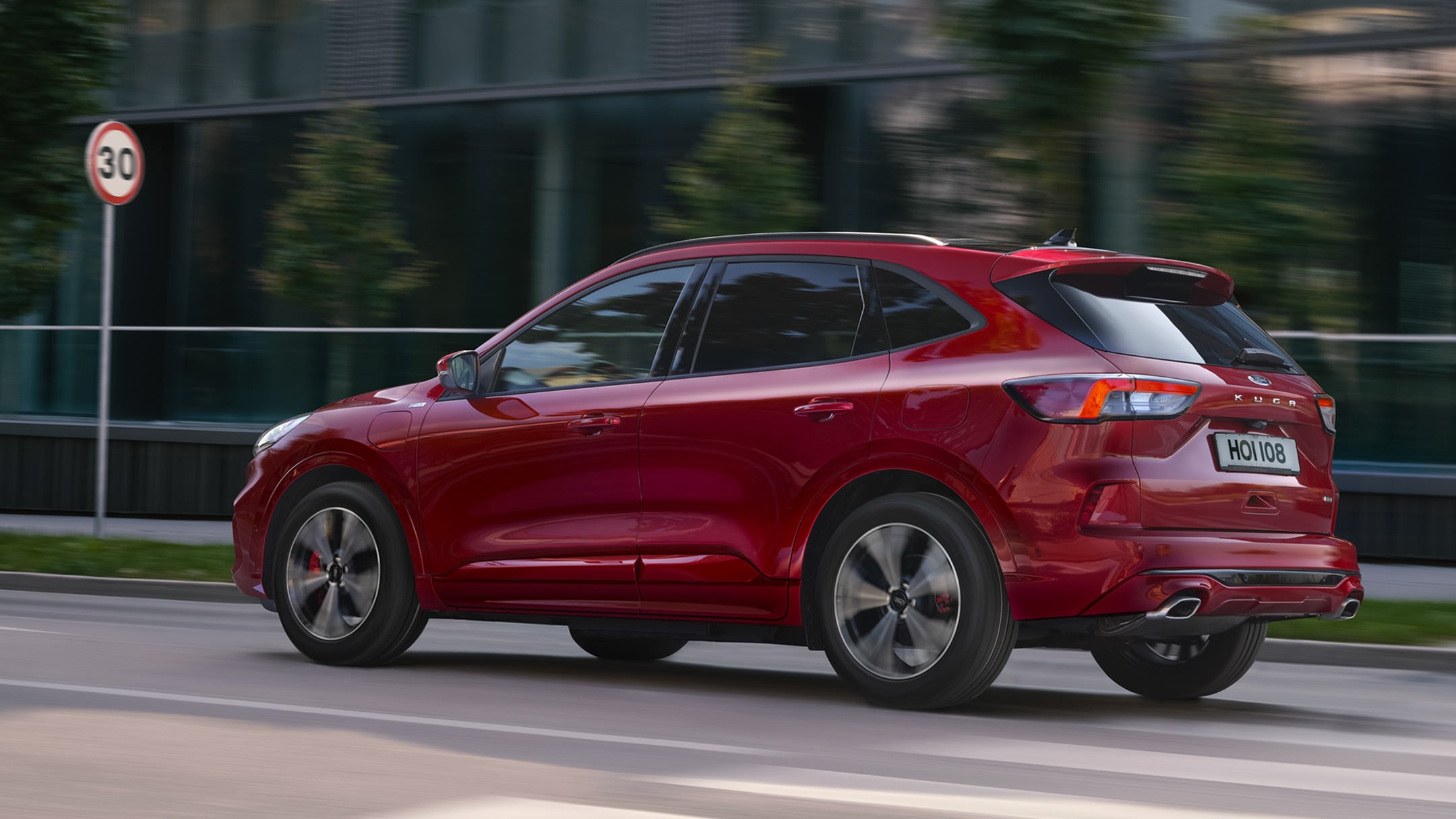 Le Ford Kuga roulant sur la route avec panneau de signalisation