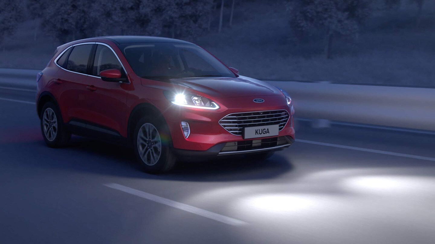 Le Ford Kuga montrant ses phares avant à LED