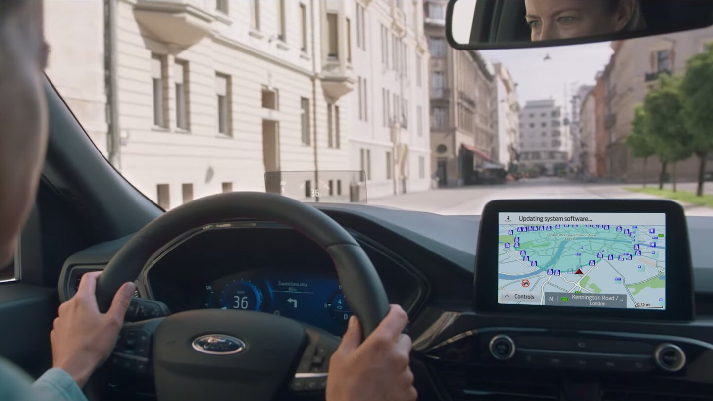 Intérieur du Ford Kuga avec vue sur l’écran affichant SYNC 3.