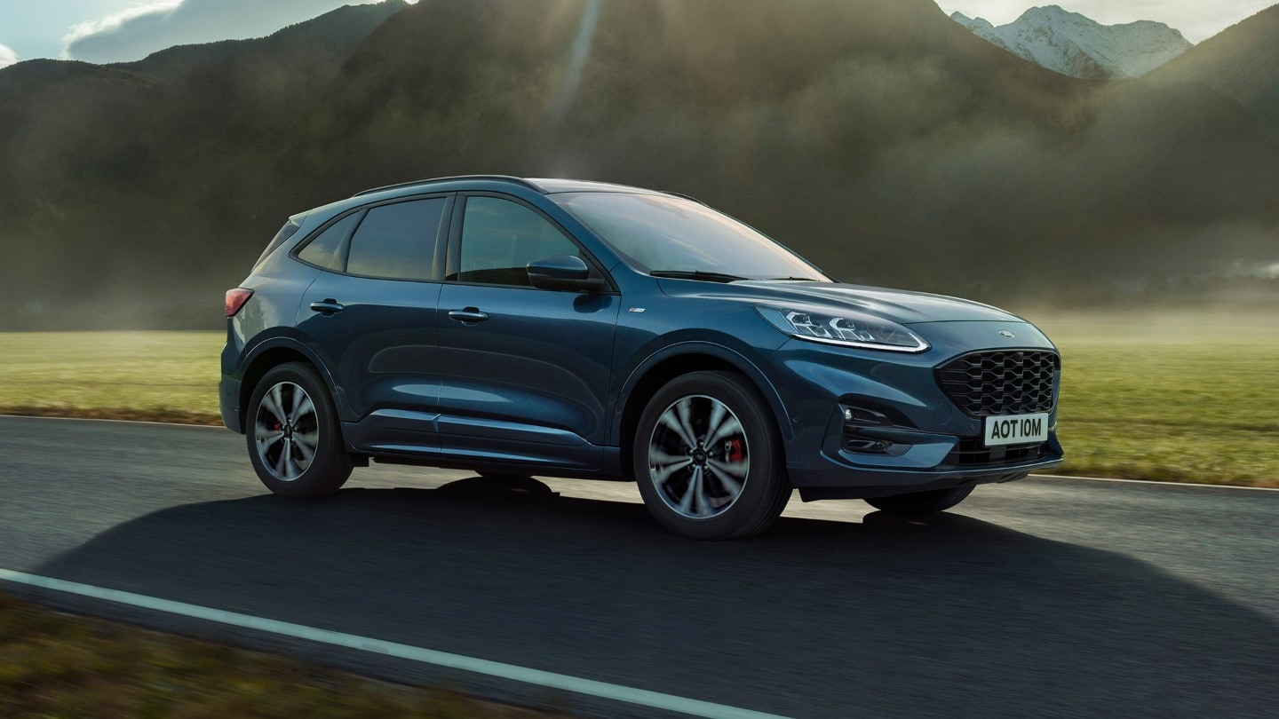 Le Ford Kuga roulant proche de la montagne.