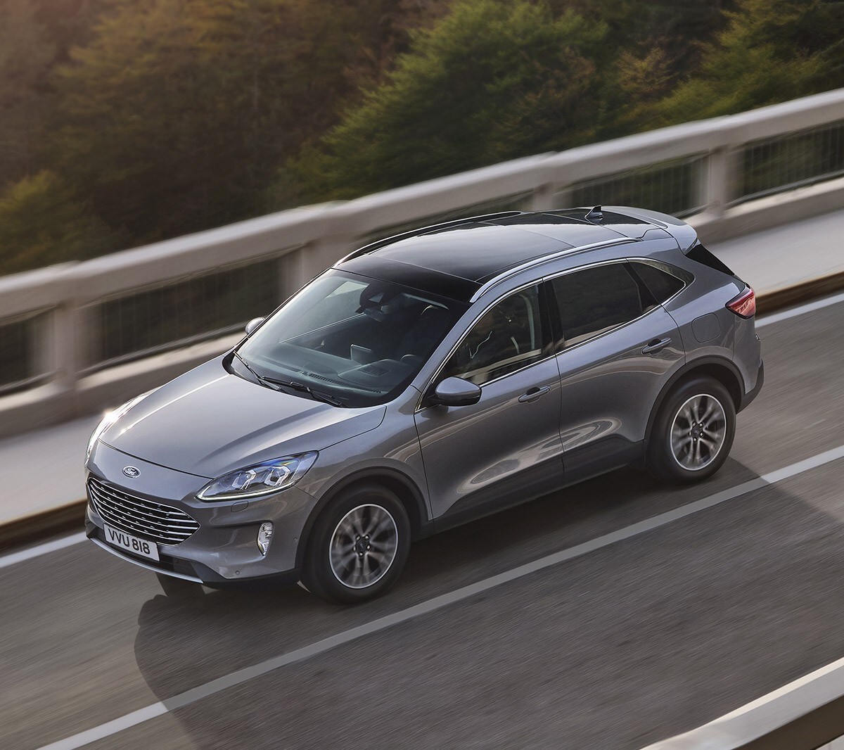 Le Ford Kuga Titanium gris roulant sur un pont. 