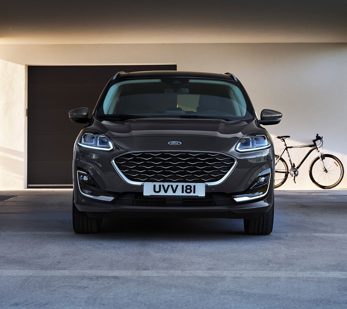 Le Nouveau Ford Kuga Vignale garé présentant sa calandre avant.