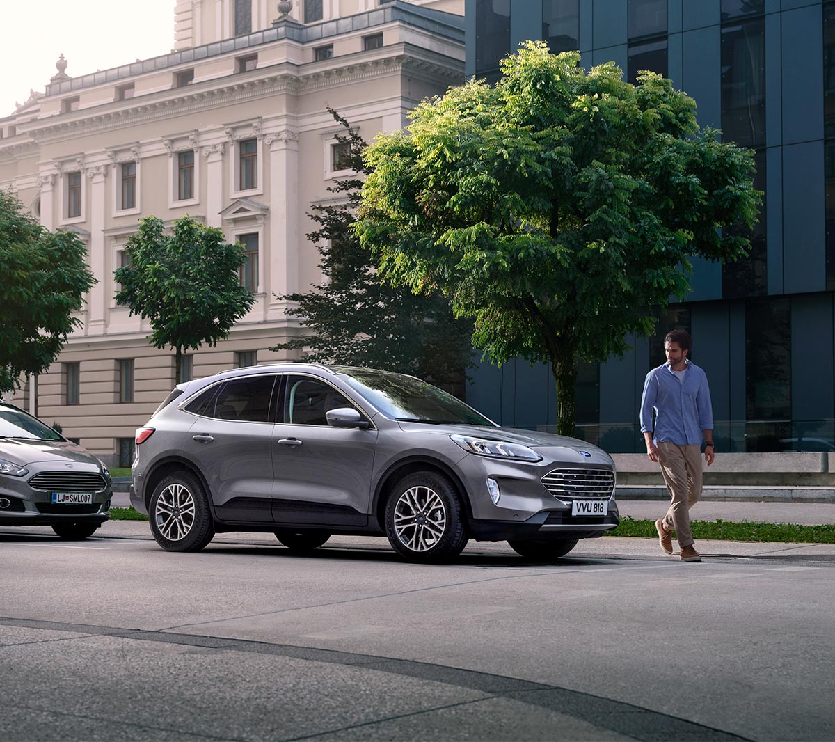 Le Ford Kuga Titanium gris avec un homme à proximité. 