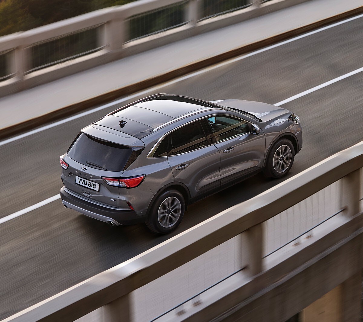 Le Nouveau Ford Kuga Titanium roulant sur un pont. 