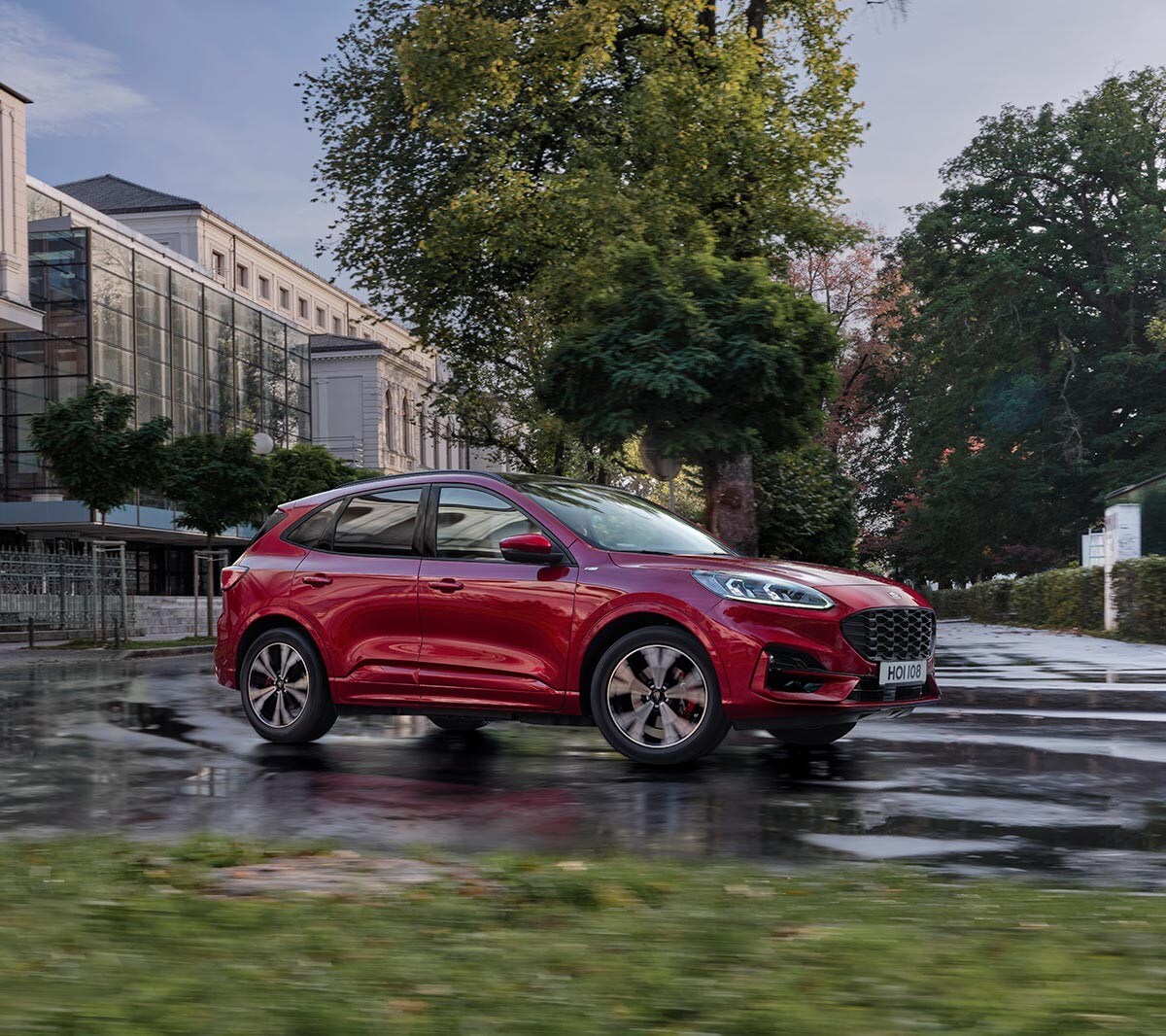 Le Nouveau Ford Kuga ST-Line X sur la route. 