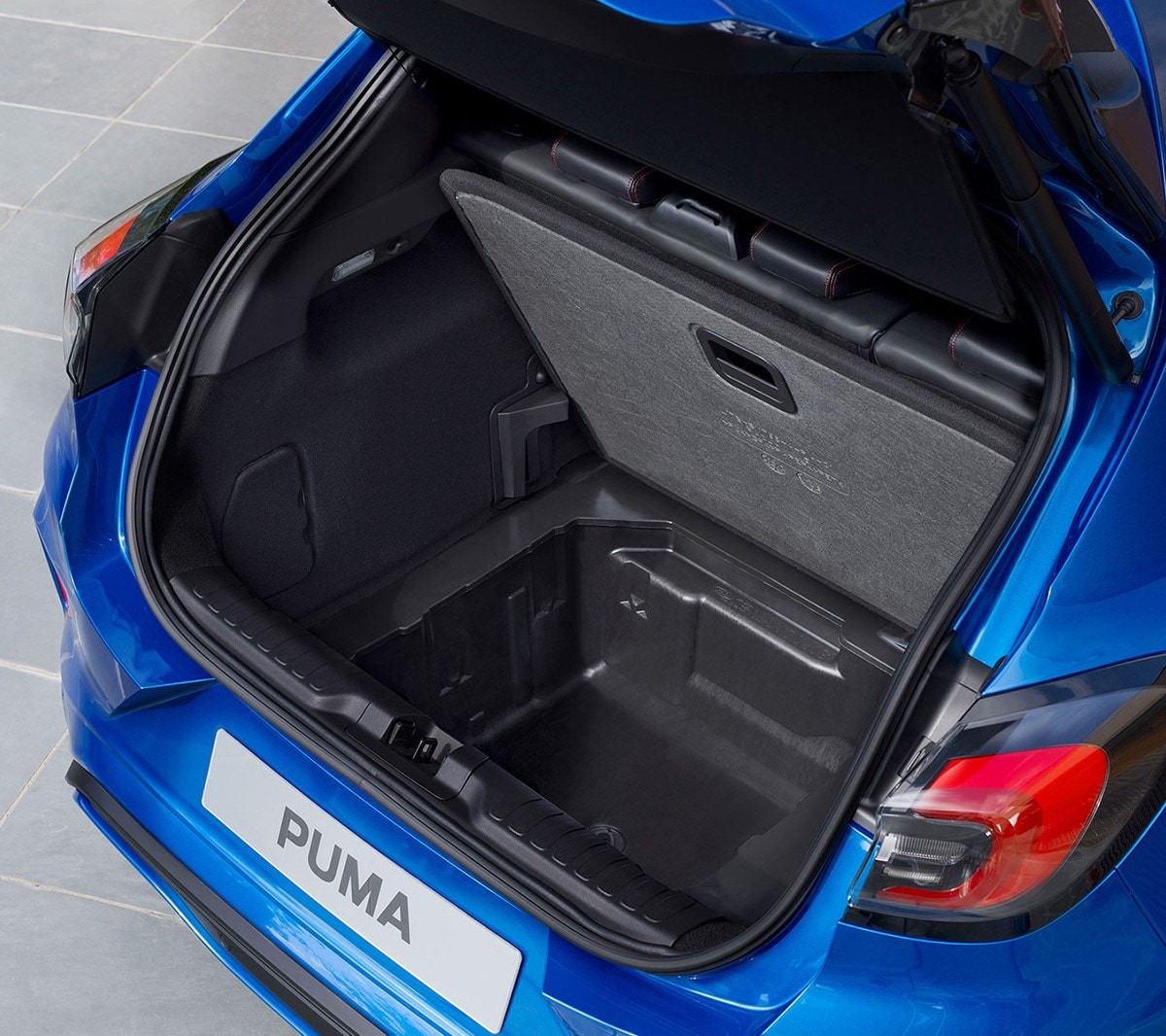 Vue arrière du Ford Puma bleu avec le coffre ouvert
