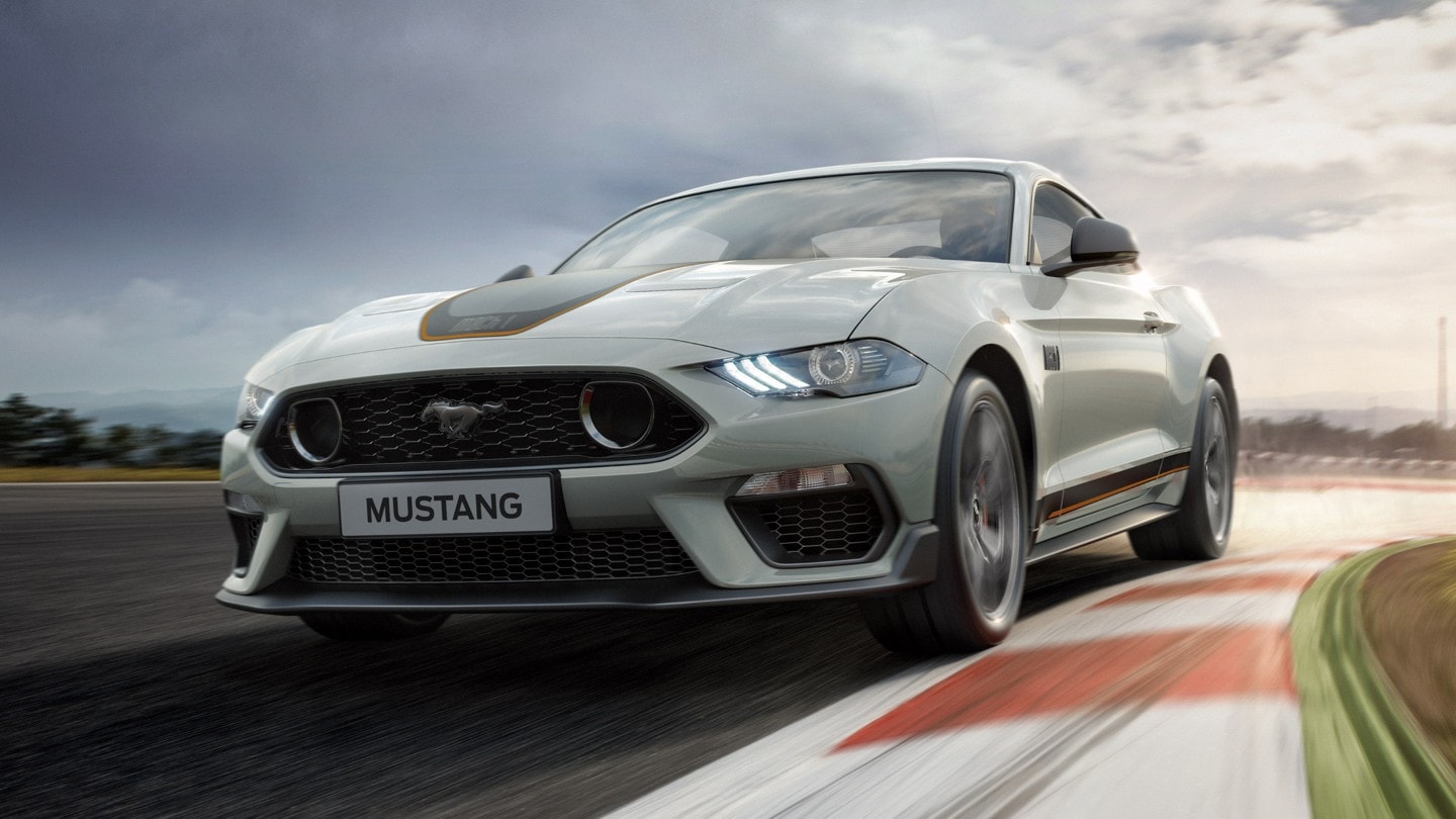 Vue avant de trois quarts de la Ford Mustang Mach 1.