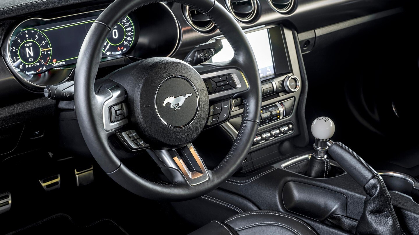 Gros plan sur le volant de la Ford Mustang Mach 1. 