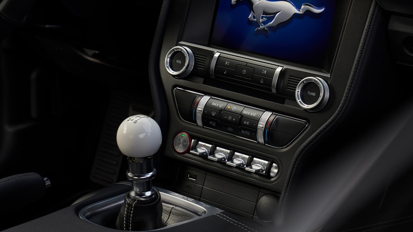 Gros plan sur la transmission manuelle à 6 rapports de la Ford Mustang Mach 1.