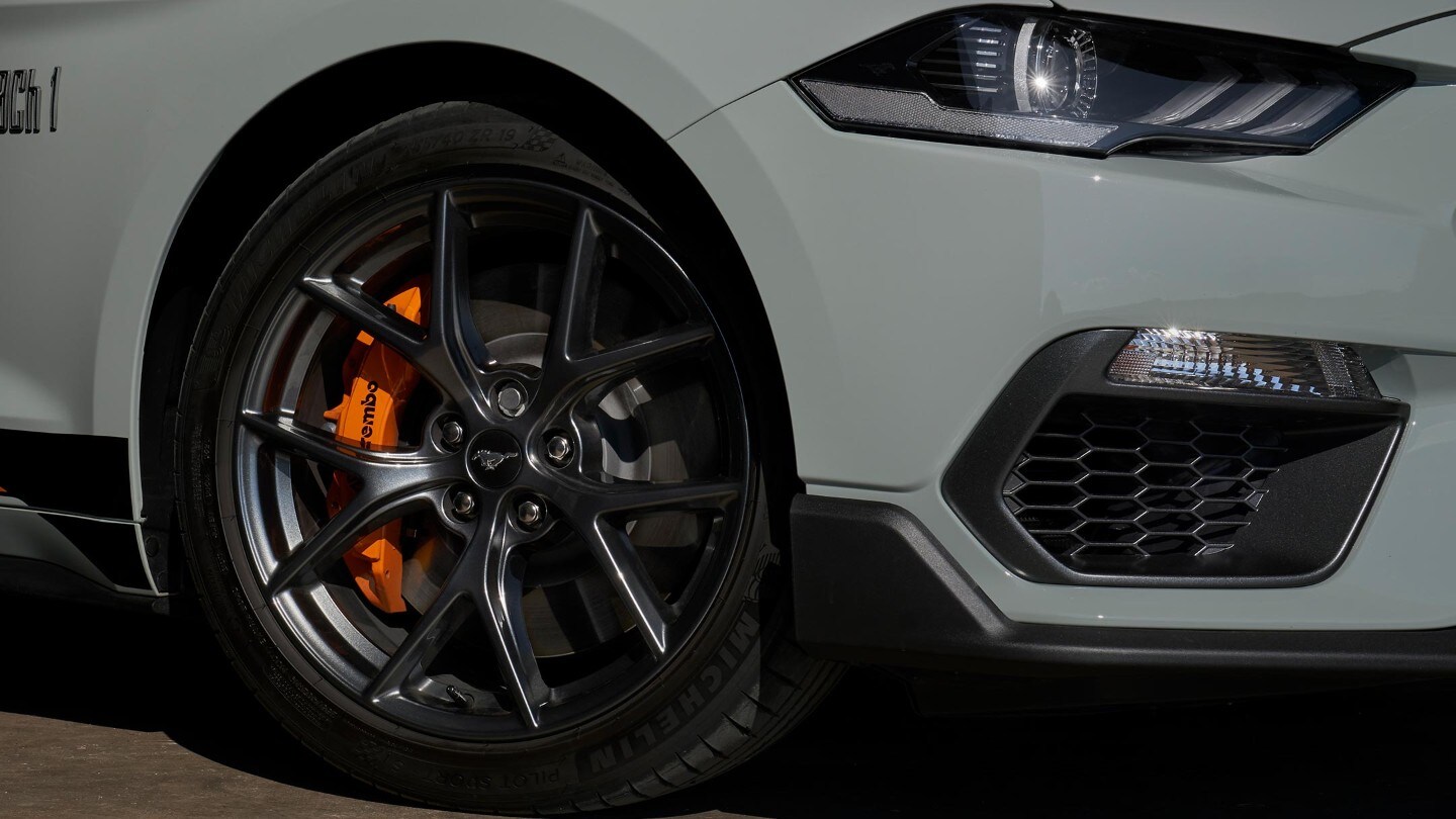 Gros plan sur la roue avant de la Ford Mustang Mach 1.
