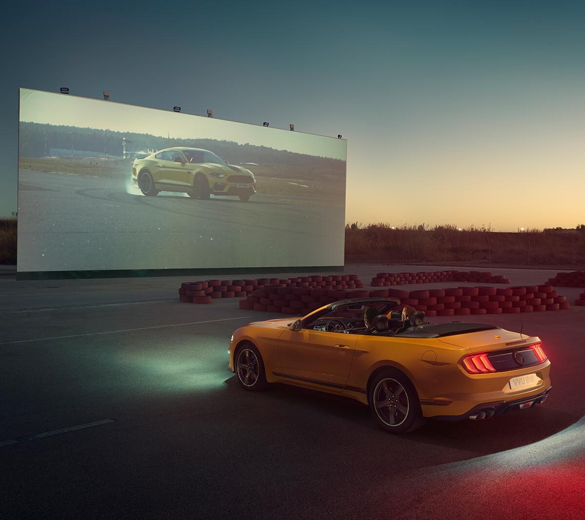 La Ford Mustang GT California Special garée à un cinéma en plein air. 