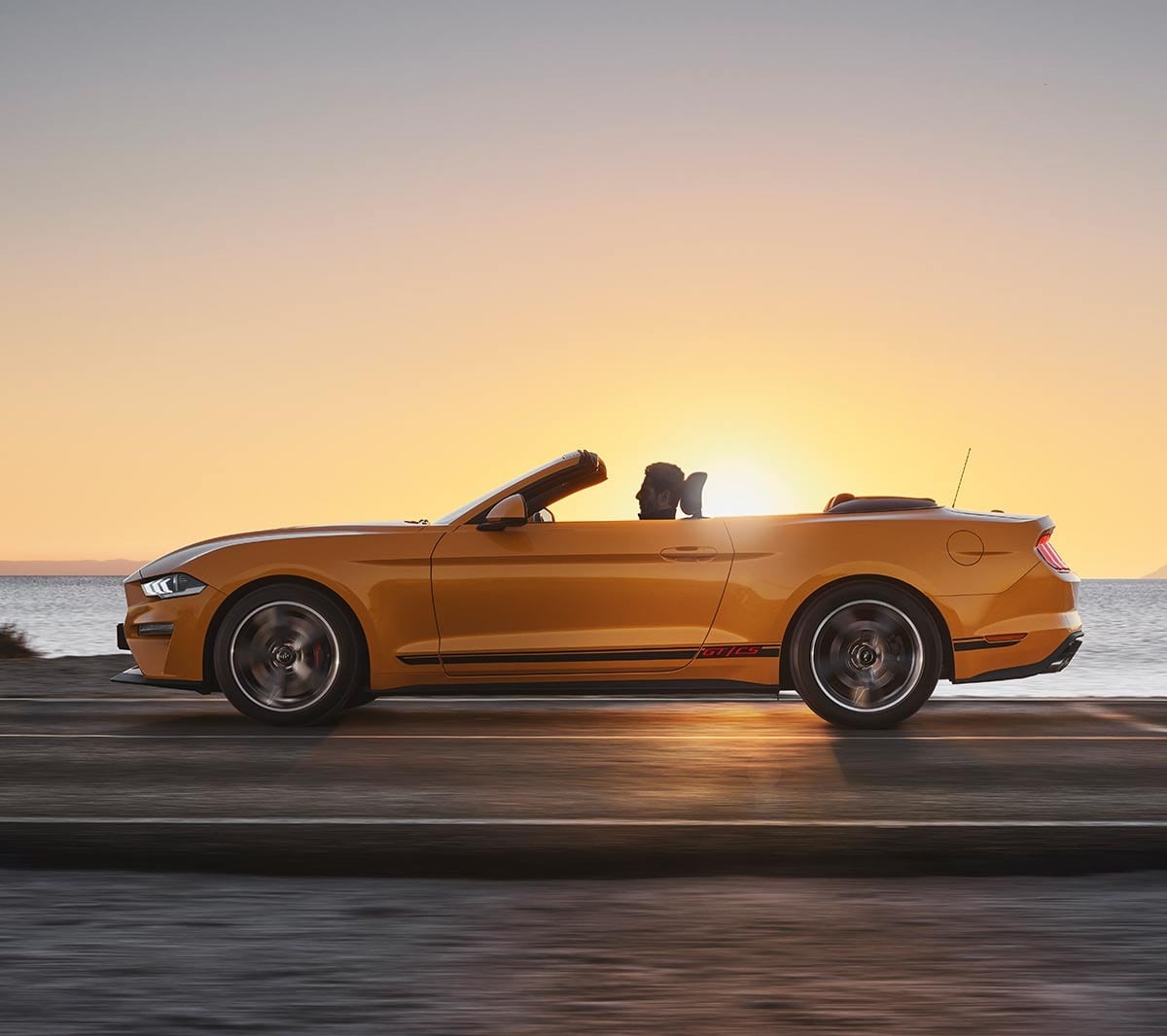 La Ford Mustang California Special roulant au coucher de soleil. 